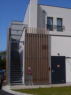 Escalier droit d extérieur avec lattes de bois